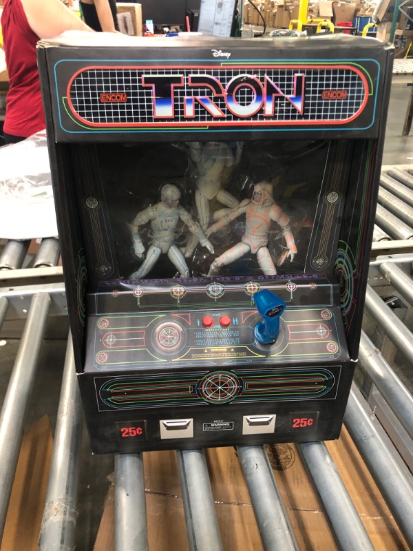 Photo 4 of DIAMOND SELECT TOYS Tron 3 figure , Multicolor, 6 inches inches