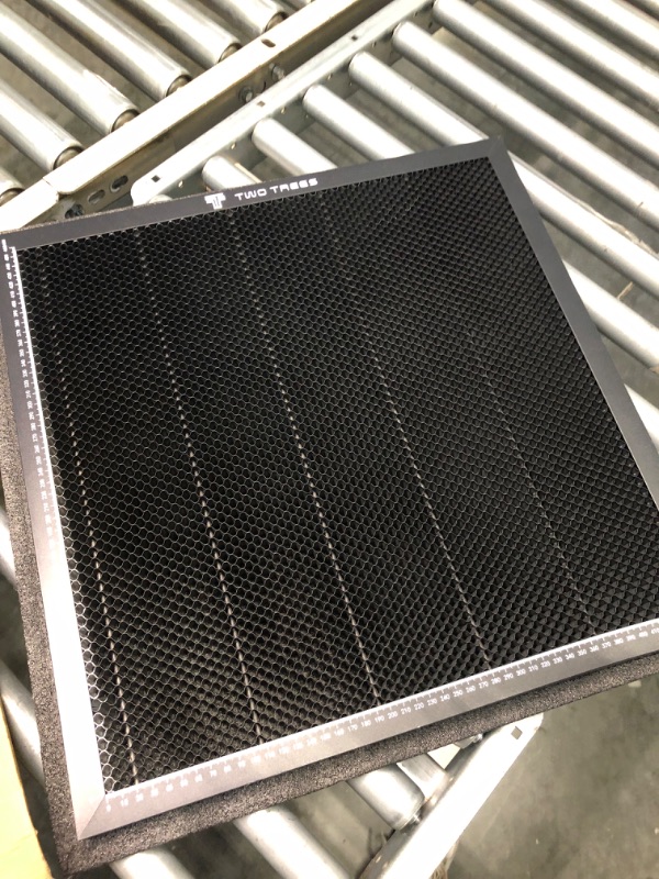 Photo 1 of Beehive Working Table, High Hardness Alloy Steel Wide Compatibility Fast Heat Dissipation Clear Scale Clean Edge Beehive Bed for Wood (430x400mm)