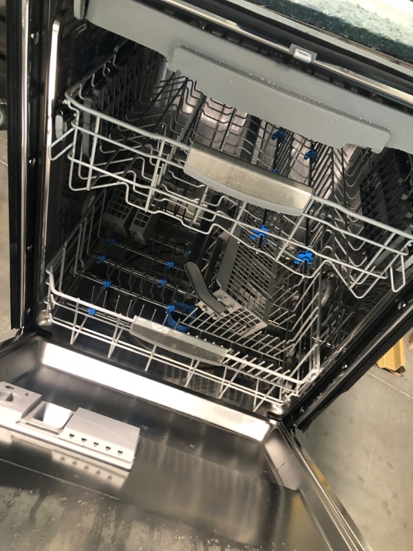 Photo 5 of Midea Top Control 24-in Built-In Dishwasher With Third Rack (Stainless Steel) ENERGY STAR, 45-dBA
