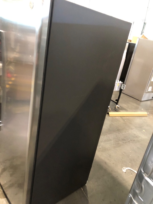 Photo 6 of GE 25.1-cu ft Side-by-Side Refrigerator with Ice Maker (Stainless Steel)
