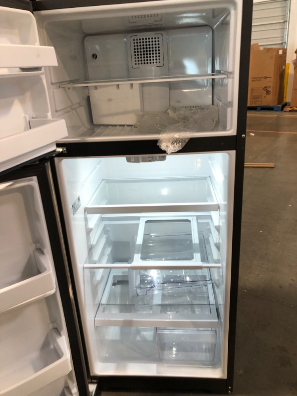 Photo 8 of GE 17.5-cu ft Top-Freezer Refrigerator (Stainless Steel)
