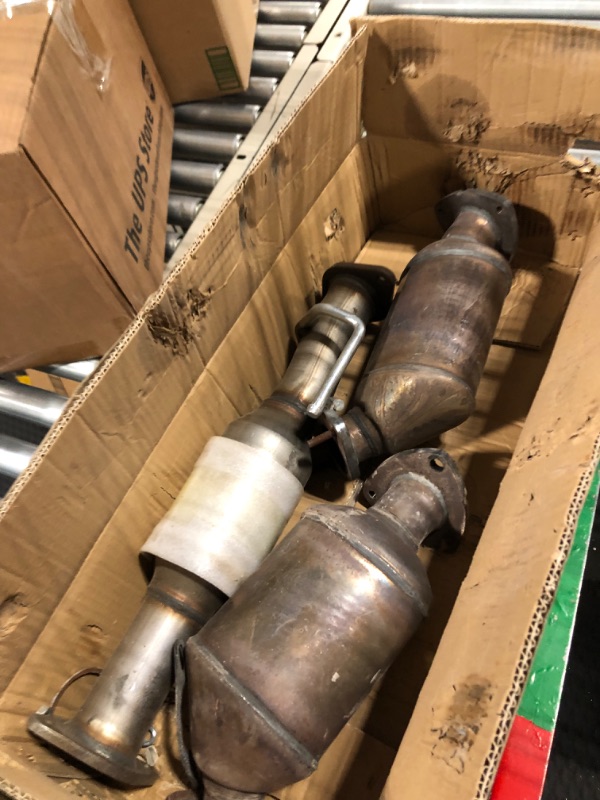 Photo 1 of FOMIUZY High Flow Front Catalytic Converter Kit Direct-Fit Chevy Traverse 2009-2017 GMC Acadia 2007-2017 Buick Enclave 2008-2017 Saturn Outlook 2007-2010 3.6L