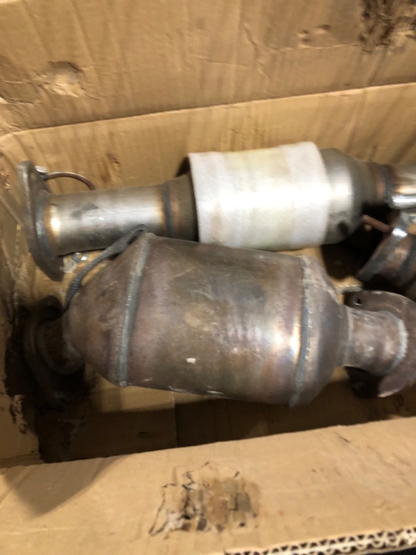 Photo 1 of FOMIUZY High Flow Front Catalytic Converter Kit Direct-Fit Chevy Traverse 2009-2017 GMC Acadia 2007-2017 Buick Enclave 2008-2017 Saturn Outlook 2007-2010 3.6L