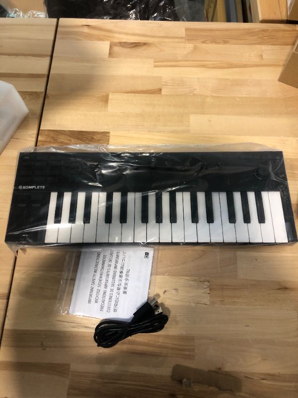 Photo 4 of Native Instruments Komplete Kontrol M32 Controller Keyboard