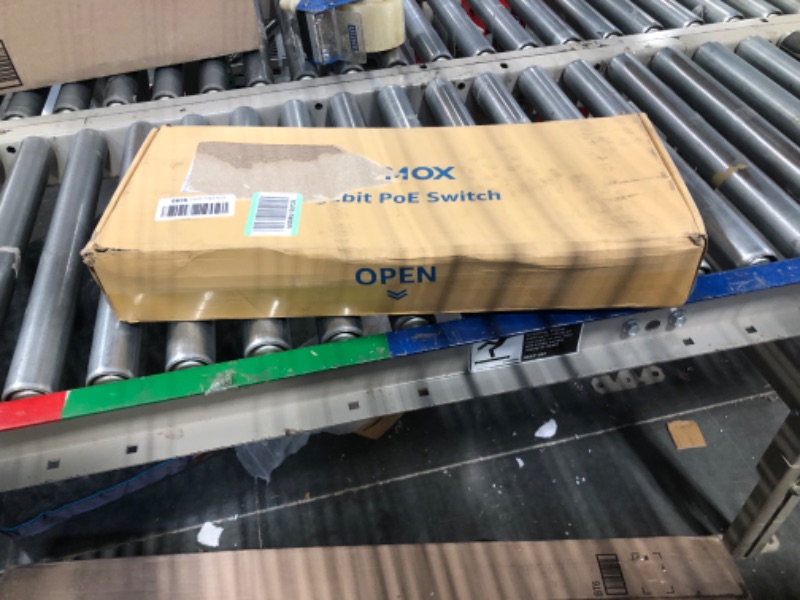 Photo 1 of Aumox 24 Port Gigabit PoE Switch, 28 Port PoE Switch Unmanaged 400W, with 2 x Uplink Gigabit Ports, 2 x 1G SFP Slots, Rackmount or Desktop, PoE Recovery, Plug and Play,VLAN, 802.3 Af/at (SG528P) 28 Port | 24×PoE(400W)