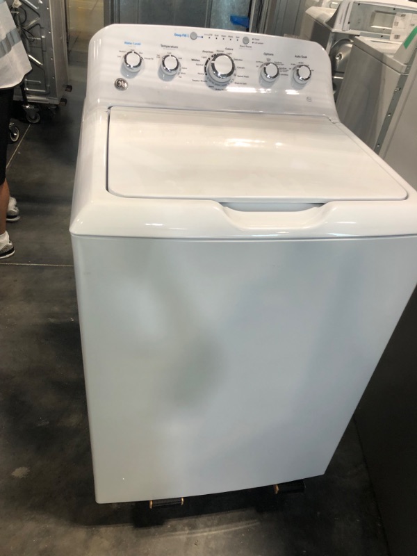 Photo 2 of GE 4.5-cu ft High Efficiency Agitator Top-Load Washer (White)
