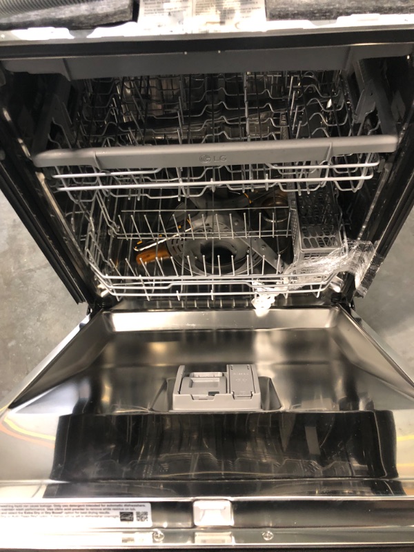 Photo 4 of LG QuadWash Front Control 24-in Built-In Dishwasher With Third Rack (Printproof Black Stainless Steel) ENERGY STAR, 48-dBA

*** UNABLE TEST IN WAREHOUSE *** 