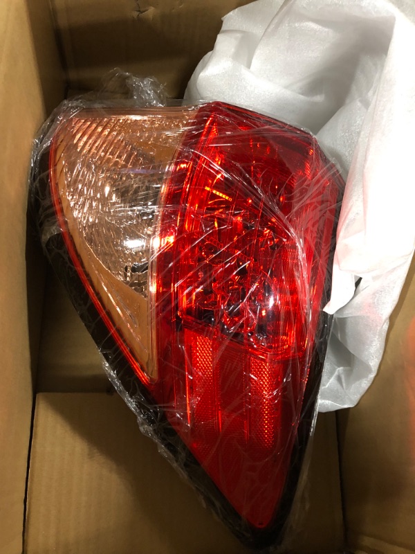 Photo 2 of Tail Lights LED Lamp Taillight Rear Brake Outer Lamp Assembly Compatible with for Honda HR-V HRV 2016 2017 2018 Replace Right Driver Side ?33502-T7S-A01 ?33502T7SA01 HO2805109 Right Passenger Side