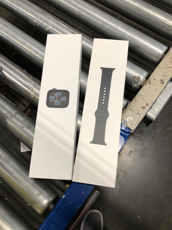 Photo 3 of looks brand new. strap box never opened.
Apple Watch SE GPS + Cellular 40mm Midnight Aluminium Case with Midnight Sport Band - S/M with AppleCare+ (2 Years)