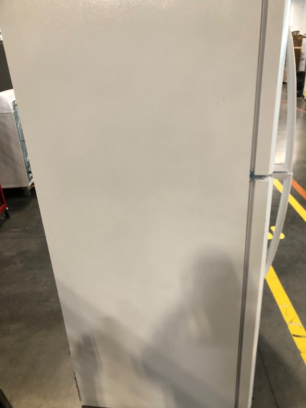 Photo 4 of ***PARTS ONLY***Frigidaire 20.5-cu ft Top-Freezer Refrigerator (White)
