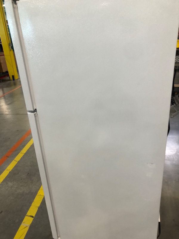 Photo 7 of Frigidaire 20.5-cu ft Top-Freezer Refrigerator (White)
