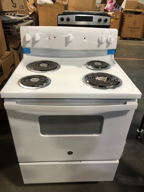 Photo 2 of GE 30-in 4 Elements 5-cu ft Freestanding Electric Range (White)