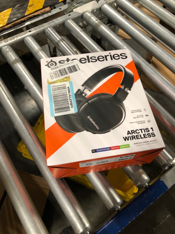 Photo 2 of SteelSeries Arctis 1 Wireless - Wireless Gaming Headset - USB-C Wireless - Detachable Clearcast Microphone - for PC, PS5, PS4, Nintendo Switch, Android, Black