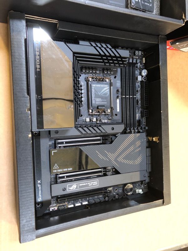 Photo 3 of ASUS ROG Maximus Z790 Hero (WiFi 6E) LGA 1700(Intel®13th&12th Gen) ATX Gaming Motherboard(PCIe 5.0,DDR5,20+1power Stages,2.5Gb LAN, Bluetooth V5.2,2X Thunderbolt 4 Ports,5xM.2, Thunderbolt™ 4/USB4)