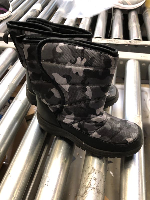 Photo 1 of YOUTH SNOW BOOTS CAMO GREY SIZE 4