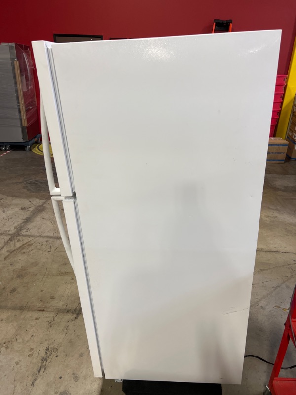 Photo 4 of Whirlpool 18.2-cu ft Top-Freezer Refrigerator (White)
