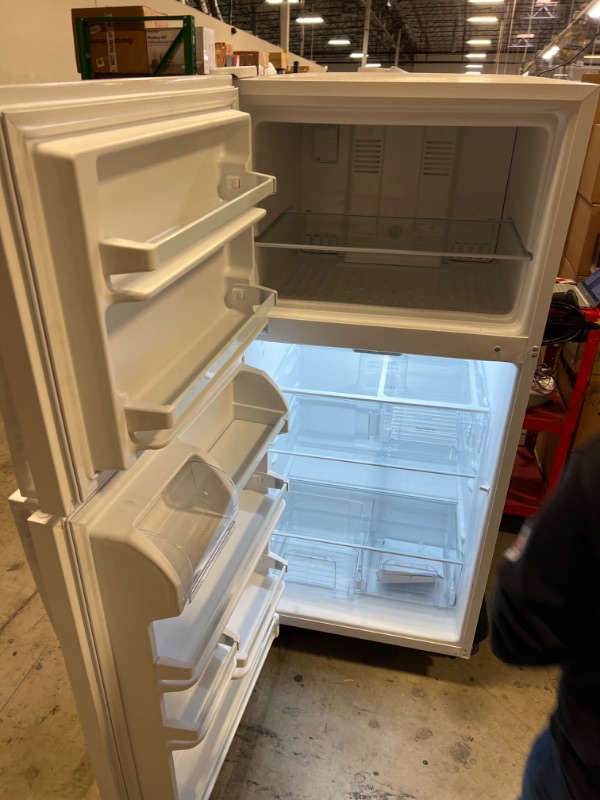 Photo 3 of Whirlpool 18.2-cu ft Top-Freezer Refrigerator (White)
