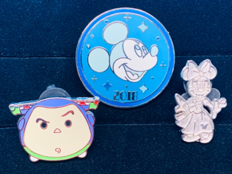 Photo 1 of 625155… 3 Disney pins