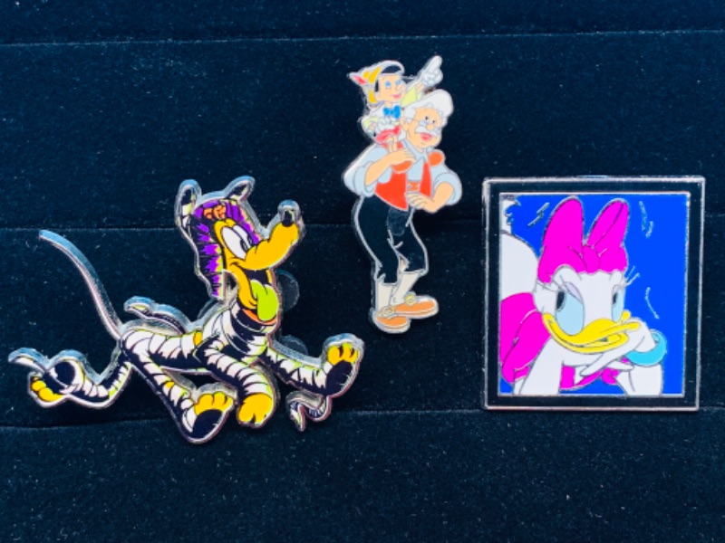 Photo 1 of 625156… 3 Disney pins
