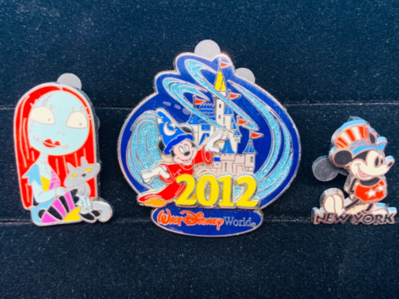 Photo 1 of 625164… 3 Disney pins