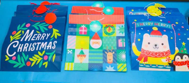 Photo 1 of 625210…12 xxlarge Christmas gift bags 