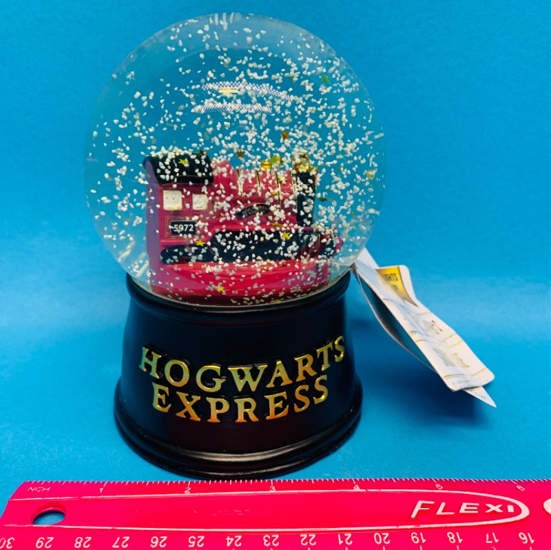 Photo 1 of 625358…Harry Potter snow globe - needs battery 