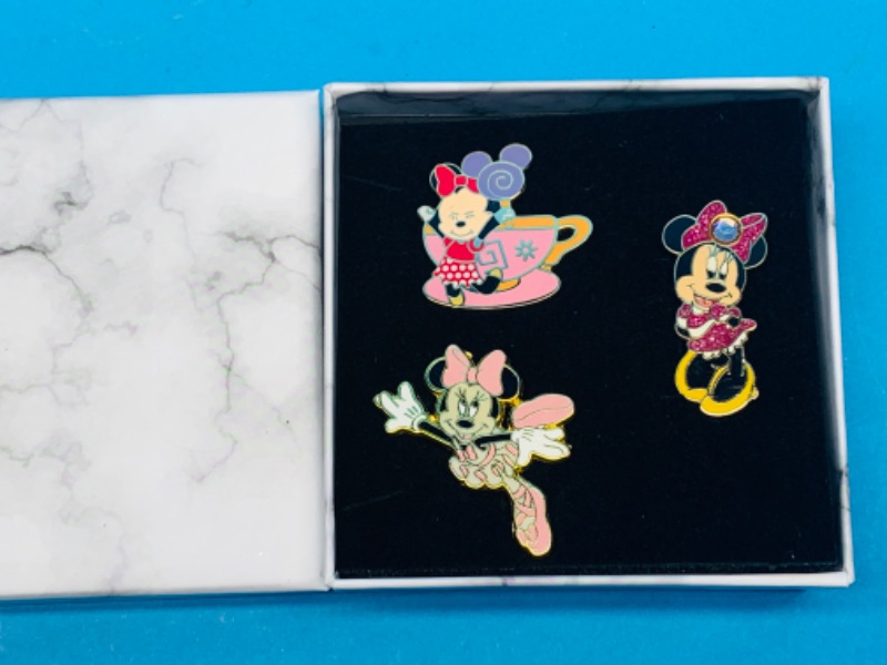 Photo 2 of 625527…3 Disney pins in gift box 