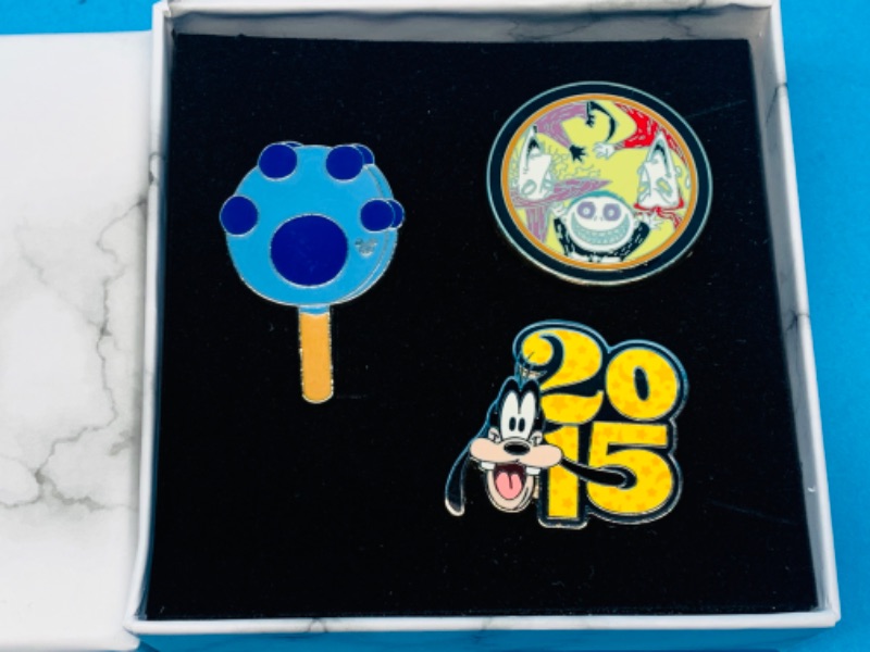 Photo 1 of 625529… 3 Disney pins in gift box 