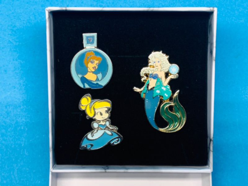 Photo 1 of 625531… 3 Disney pins in gift box 