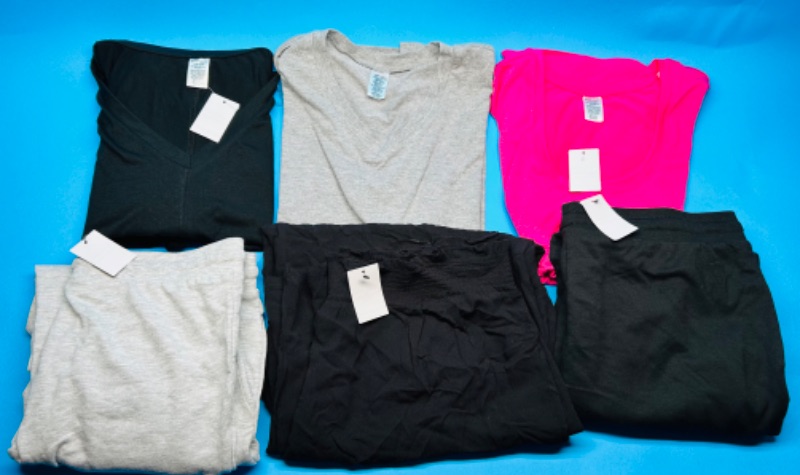 Photo 1 of 625796…woman’s size xxlarge and Xlarge clothing 