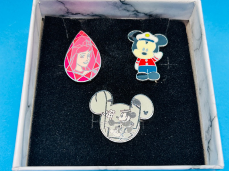 Photo 1 of 626196…3 Disney pins in gift box