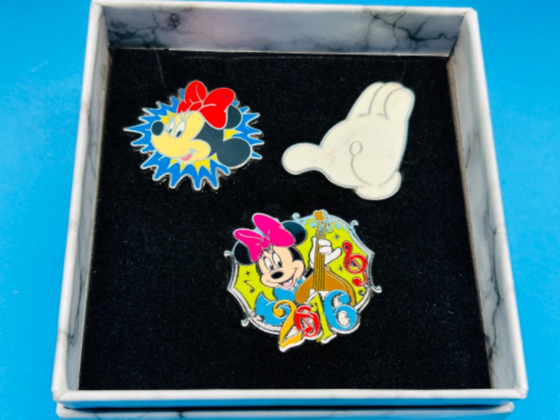 Photo 1 of 626197… 3 Disney pins in gift box