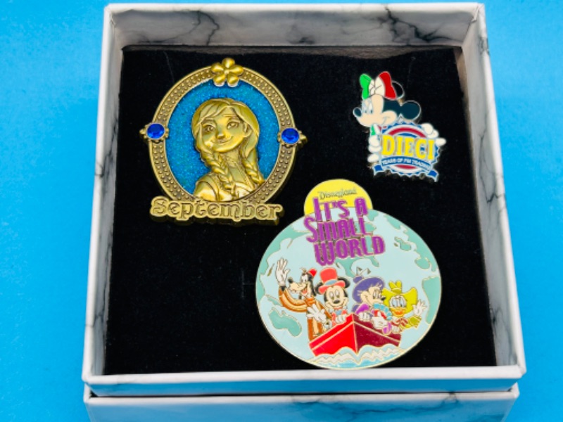 Photo 1 of 626205…3 Disney pins in gift box 