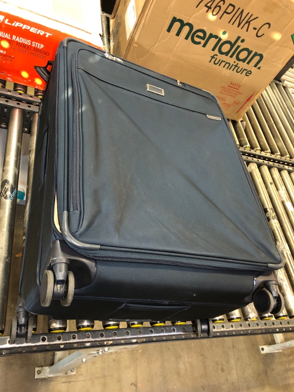 Photo 1 of Briggs & Riley Baseline Spinners, Navy, 31-inch Extra Large Expandable Navy 31-inch Extra Large Expandable