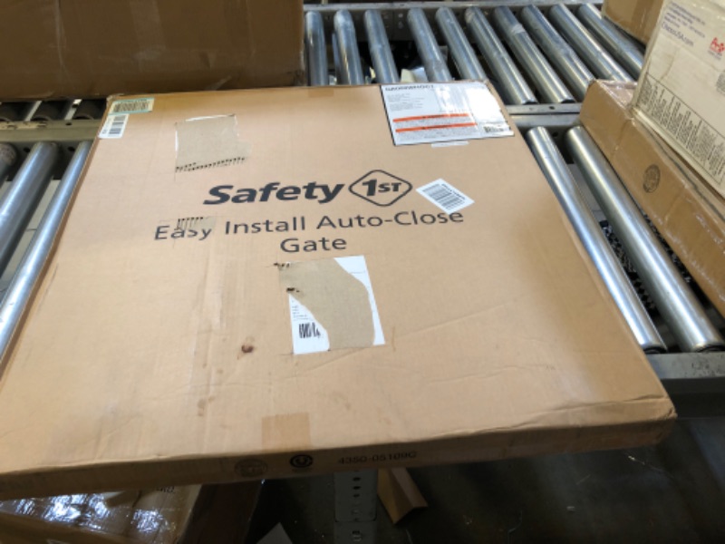 Photo 2 of Factory seal=Safety 1St Auto-Close Pressure-Mounted Magnetic Latch Gate White Baby Gate