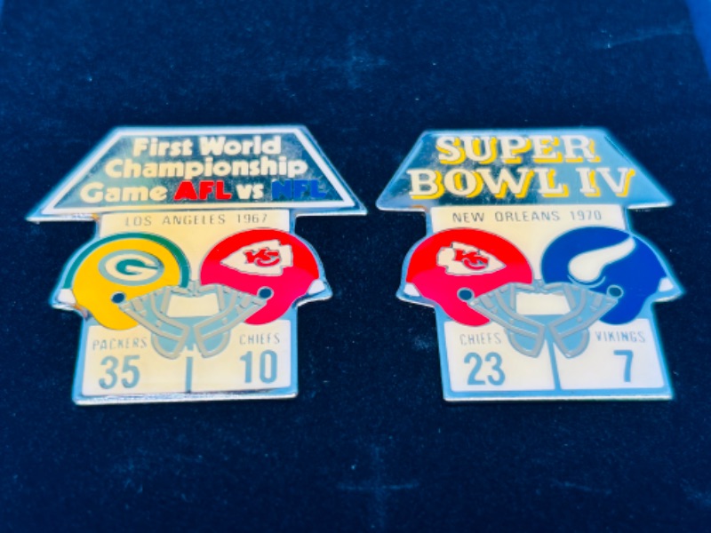 Photo 1 of 662612…2 vintage Super Bowl pins in gift box 