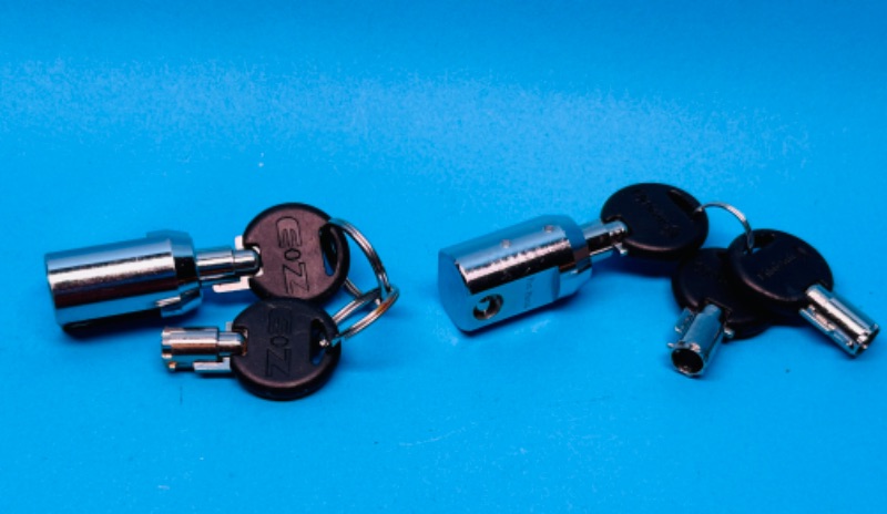 Photo 1 of 686081…2 cylinder locks with keys 