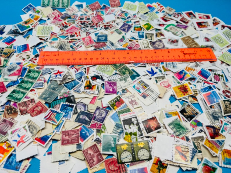 Photo 1 of 686147… hundreds of used stamps 