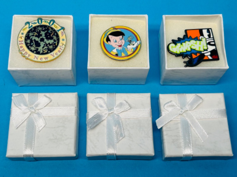 Photo 1 of 686253…3 Disney pins in gift boxes 