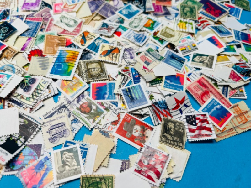 Photo 1 of 686370… hundreds of vintage used stamps 