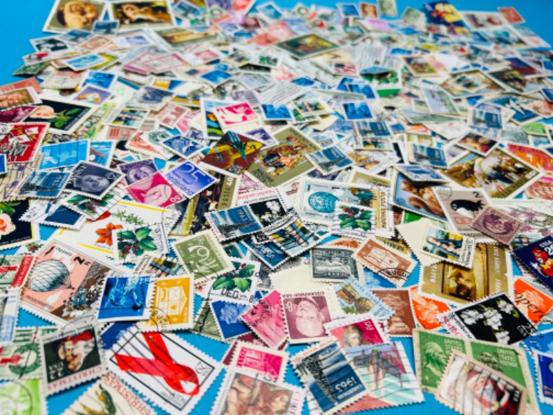 Photo 1 of 686441…hundreds of used worldwide-other countries-stamps 