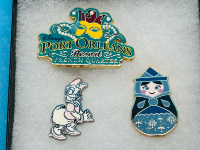 Photo 1 of 686455… 3 Disney pins in gift box 