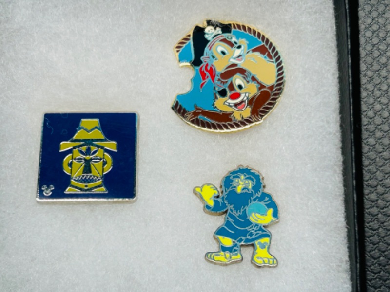 Photo 1 of 686457… 3 Disney pins in gift box 