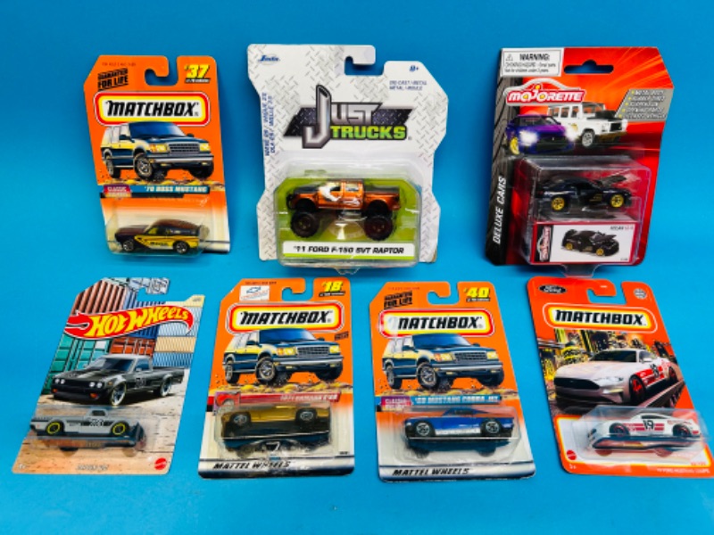 Photo 1 of 686522…7 die cast cars