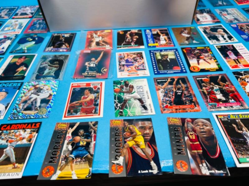 Photo 8 of 686670…1500+ mixed basketball and baseball cards in box