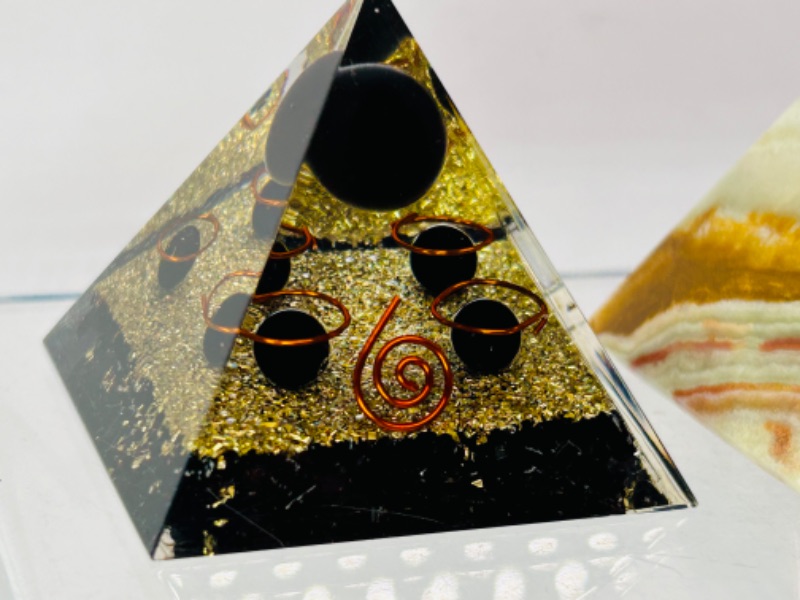 Photo 3 of 686871…2 decorative pyramids -onyx stone and acrylic 