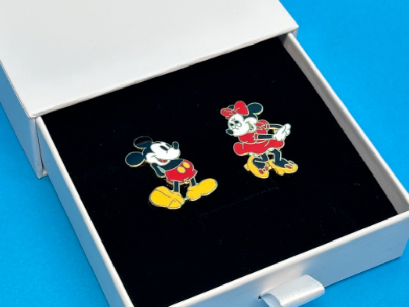 Photo 1 of 686887…2 Disney pins in gift box