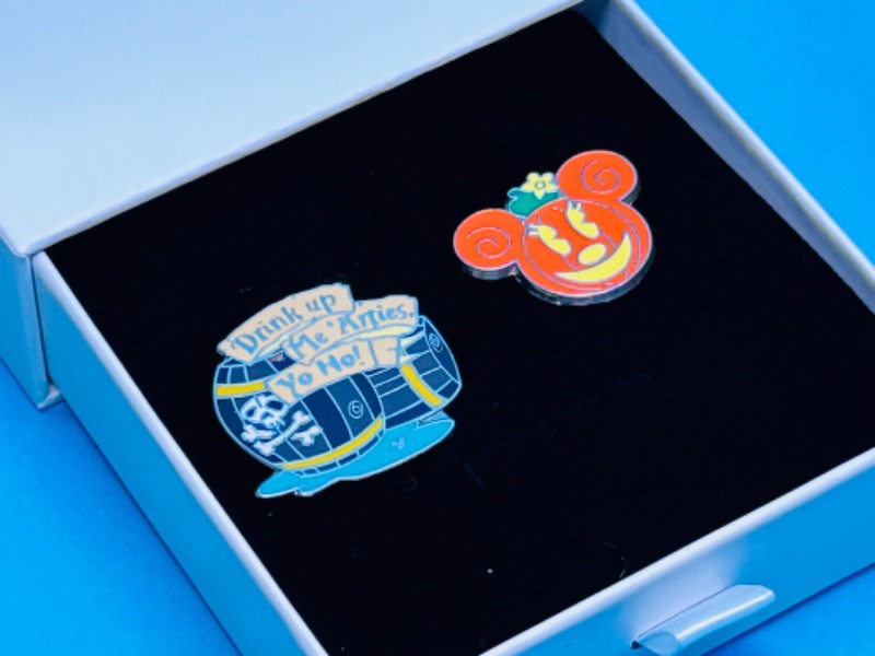 Photo 1 of 686895…2 Disney pins in gift box 