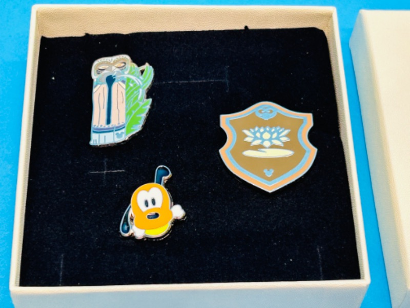 Photo 1 of 686896…3 Disney pins in gift box 