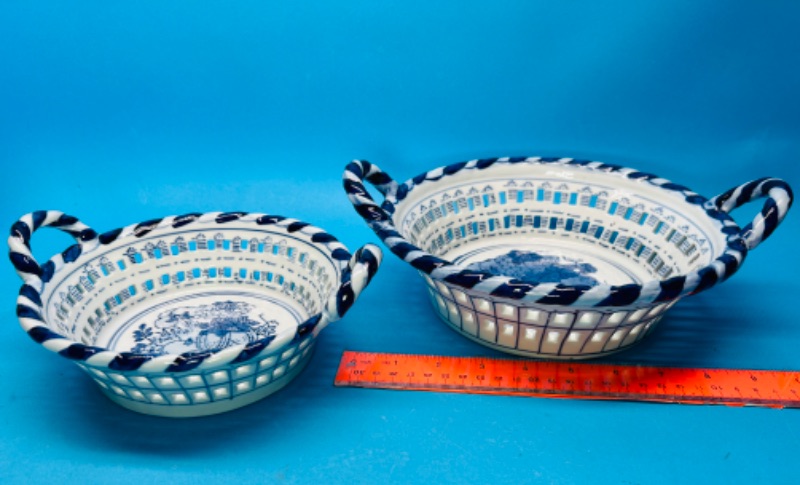 Photo 1 of 686911…2 vintage porcelain decorative bowls made in china -with stands